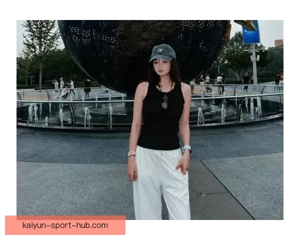 杨瀚森女友抱利拉德儿子转圈圈晒合影 幸遇你开心不已